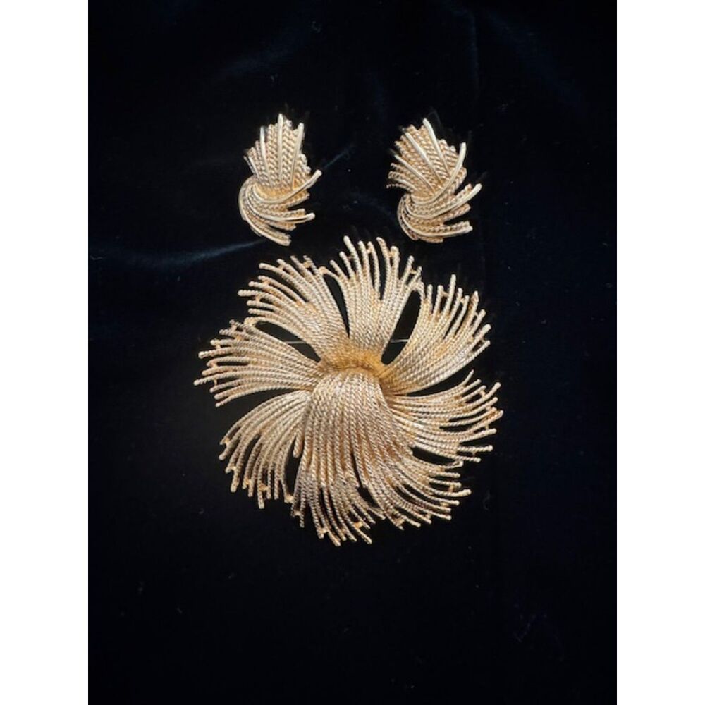 Vintage Monet Cordelia demi parure, gold-tone.